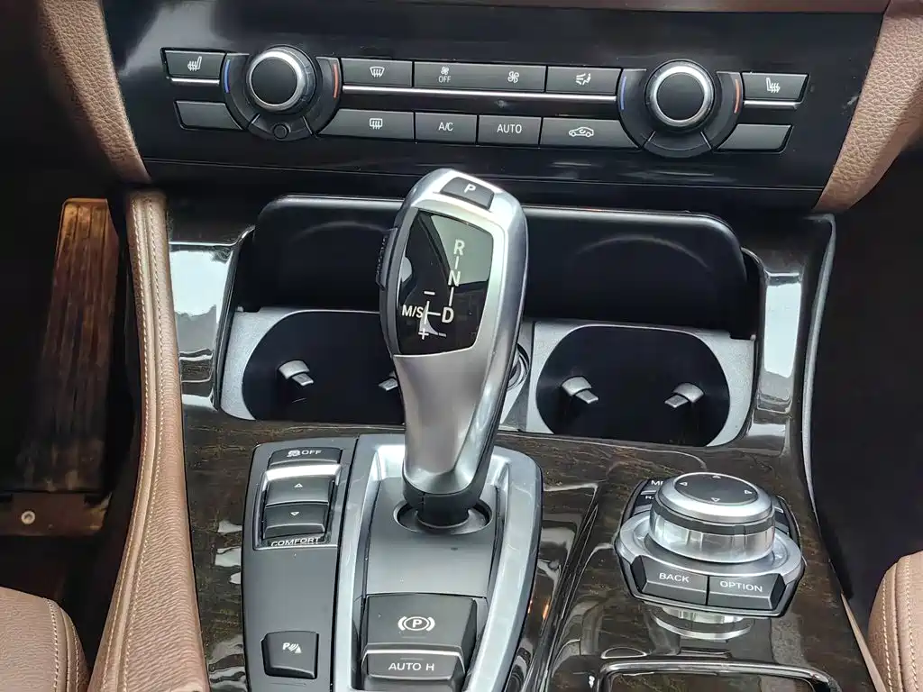 BMW 5 Series 2016 — фото 13