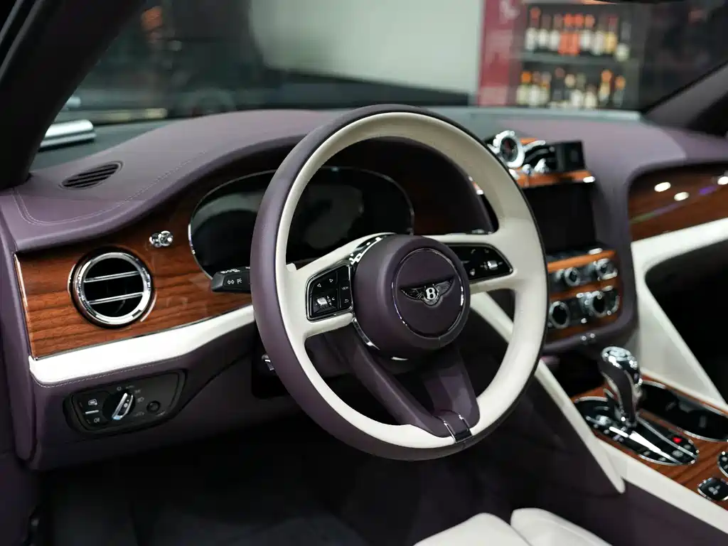 Bentley Bentayga 2023 — фото 16