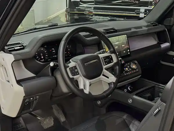 Land Rover Defender 2023