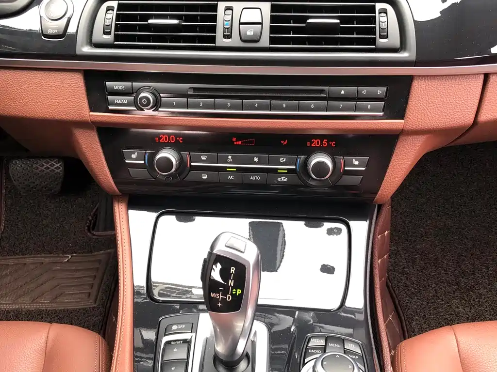 BMW 5 Series 2016 — фото 12