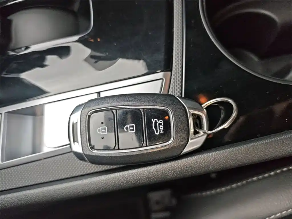 Hyundai Elantra 2025 — фото 9