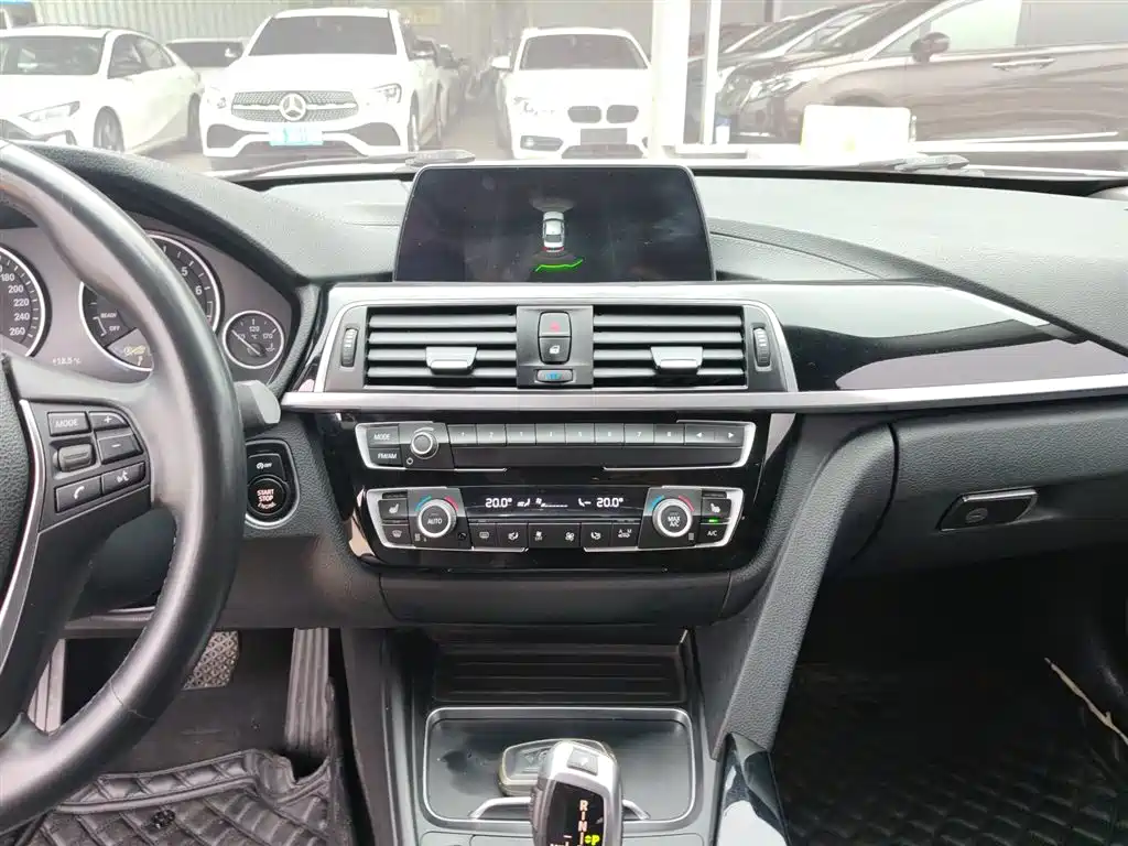 BMW 3 Series 2018 — фото 13