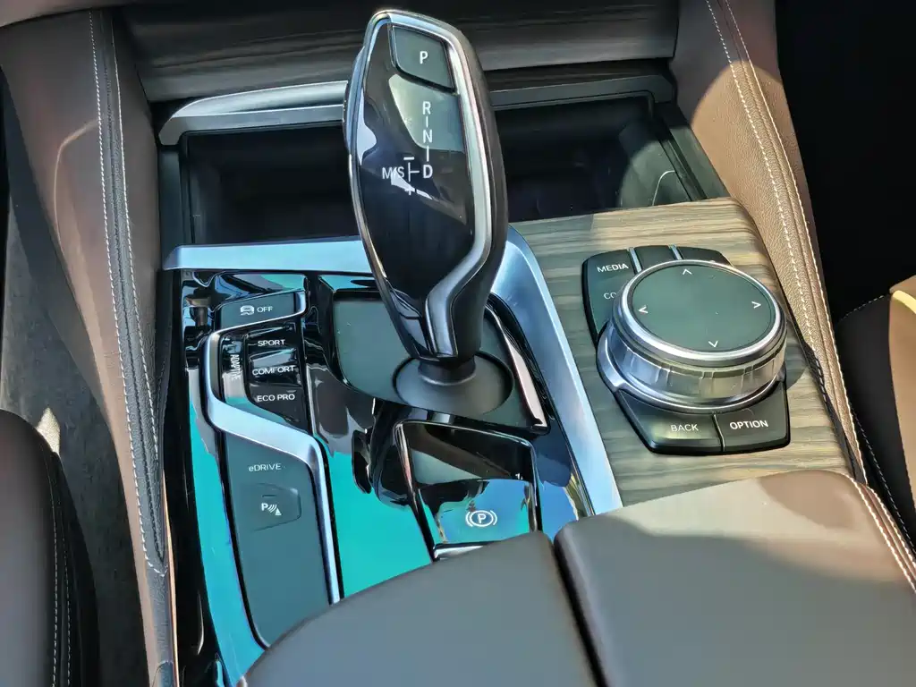 BMW 5 Series New Energy 2019 — фото 13