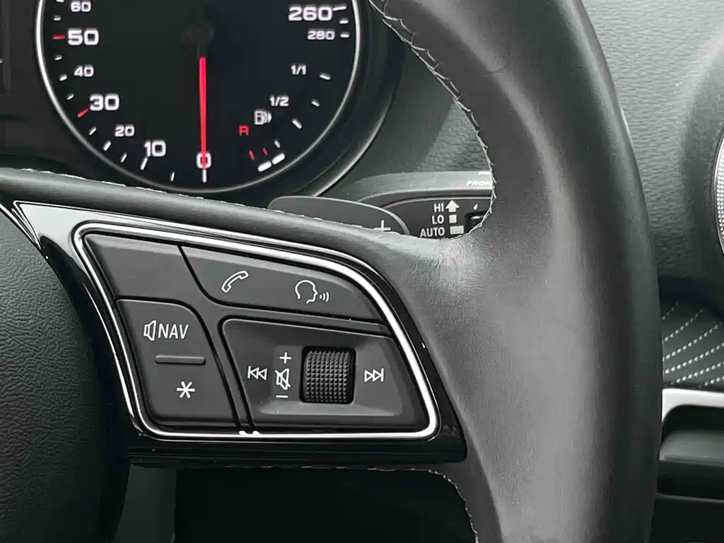 Audi Q2L 2023 — фото 8