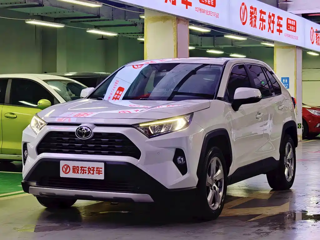 Toyota RAV4 2022 — фото 1