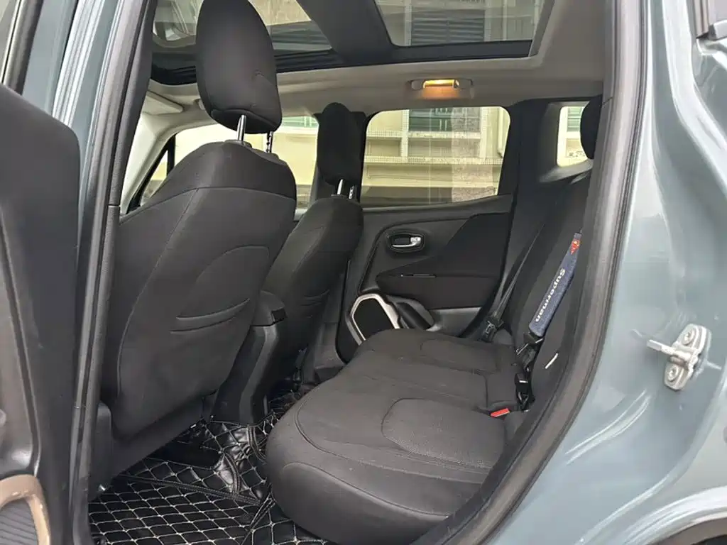 Jeep Renegade 2016 — фото 15