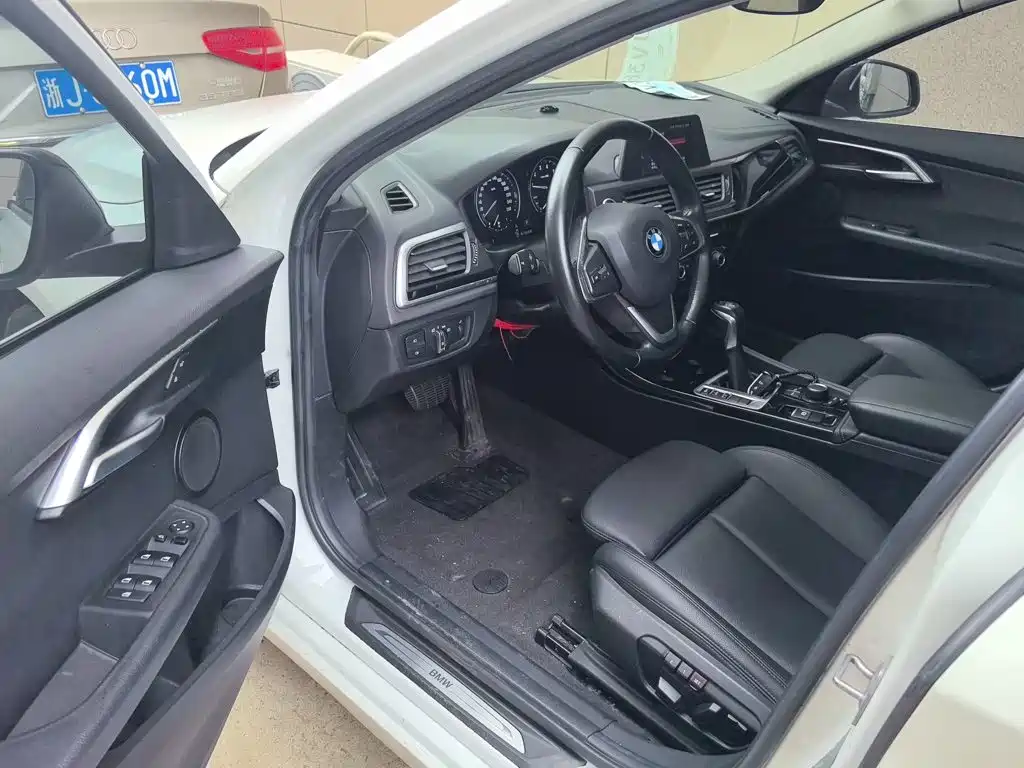 BMW 1 Series 2018 — фото 16