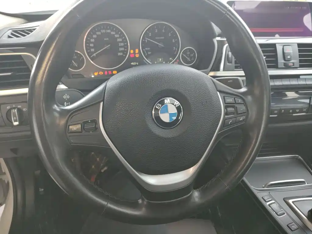 BMW 3 Series 2018 — фото 11