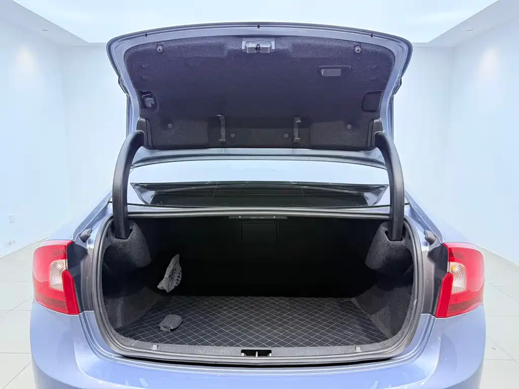 Volvo S60 2018 — фото 16