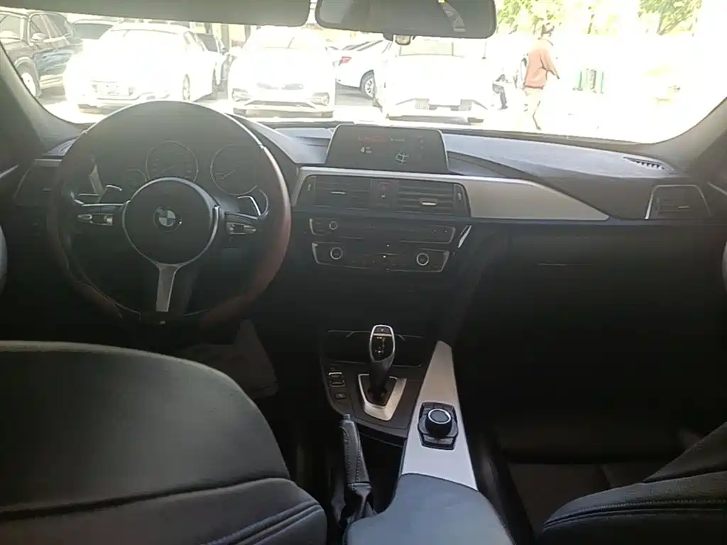 BMW 3 Series 2018 — фото 10