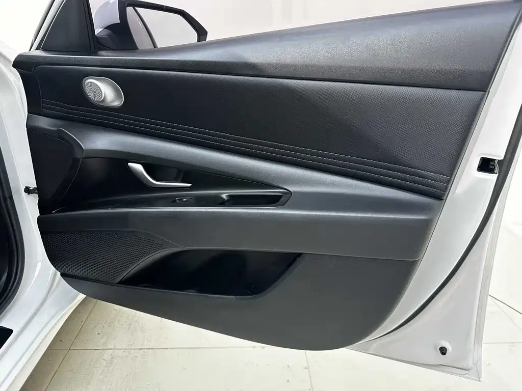 Hyundai Elantra 2022 — фото 26