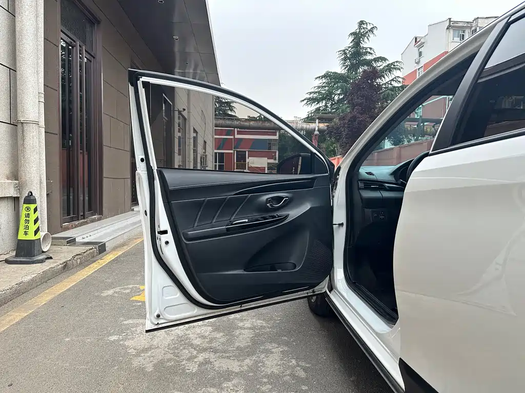 Toyota Yaris L 2022 — фото 17