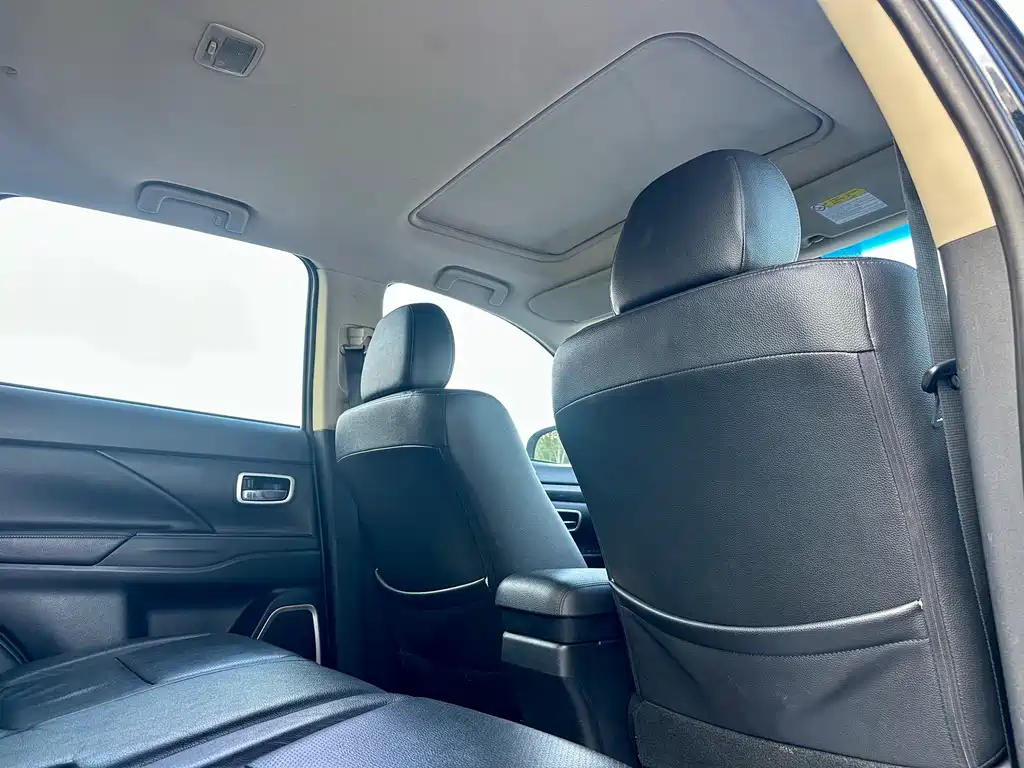 Mitsubishi Outlander 2018 — фото 20