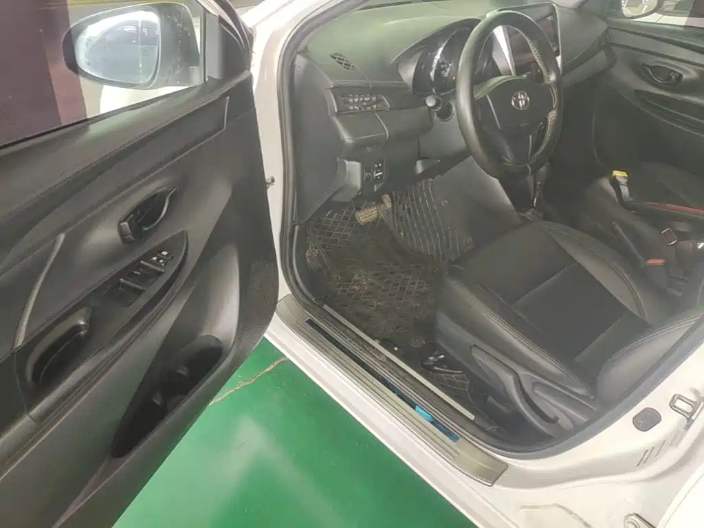 Toyota Yaris L 2017 — фото 16