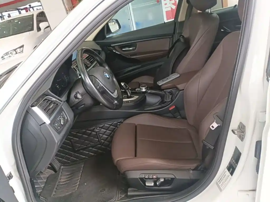 BMW 3 Series 2019 — фото 15