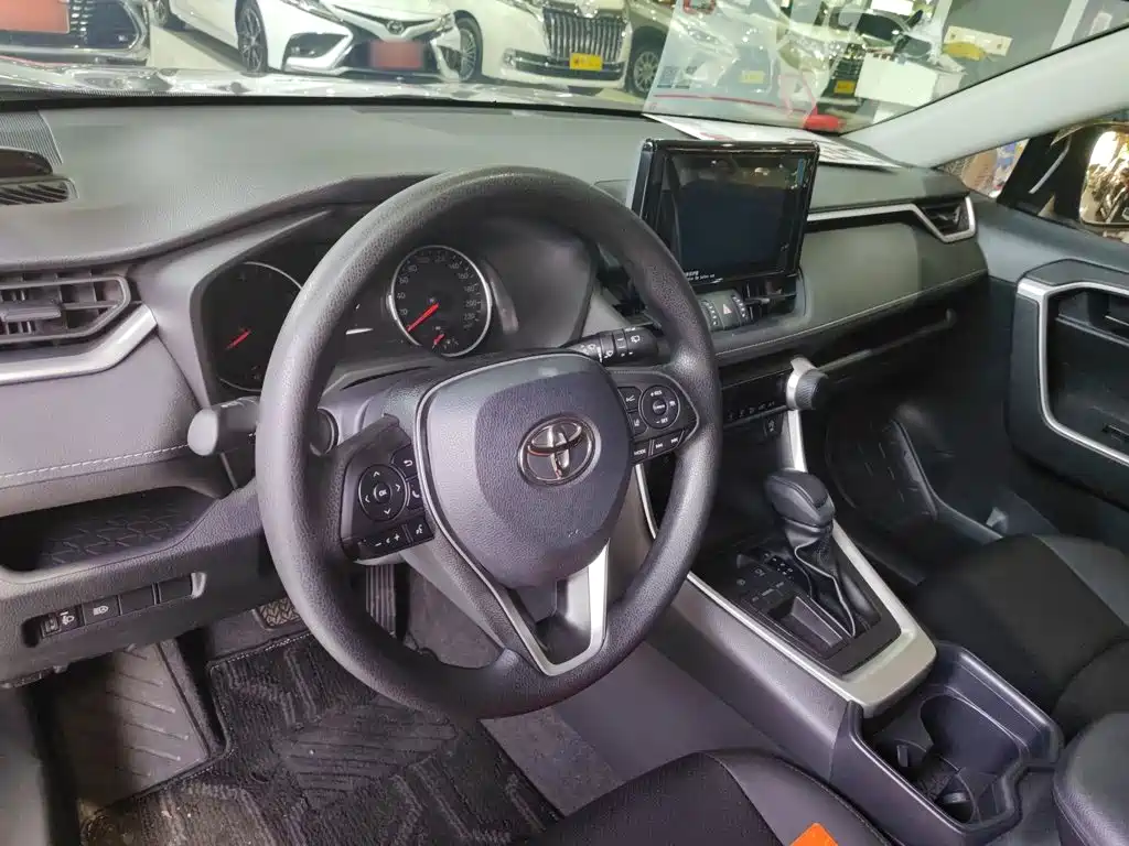 Toyota RAV4 2022 — фото 12