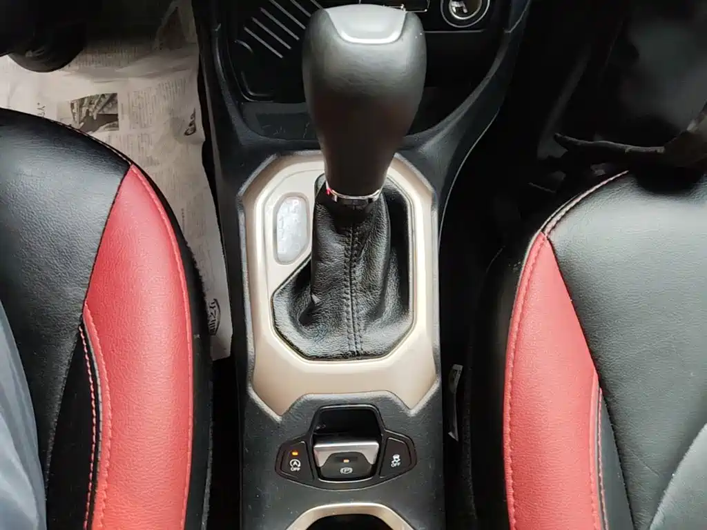 Jeep Renegade 2017 — фото 14