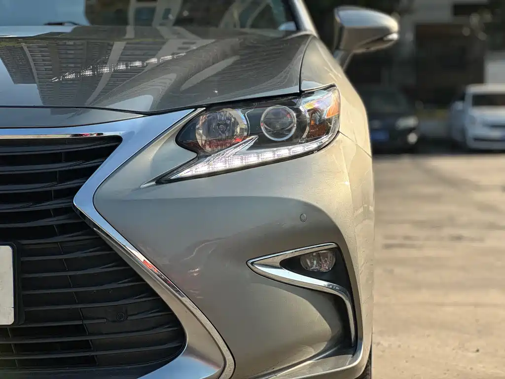 Lexus ES 2018 — фото 14
