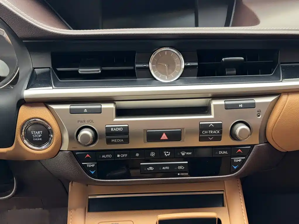 Lexus ES 2018 — фото 18