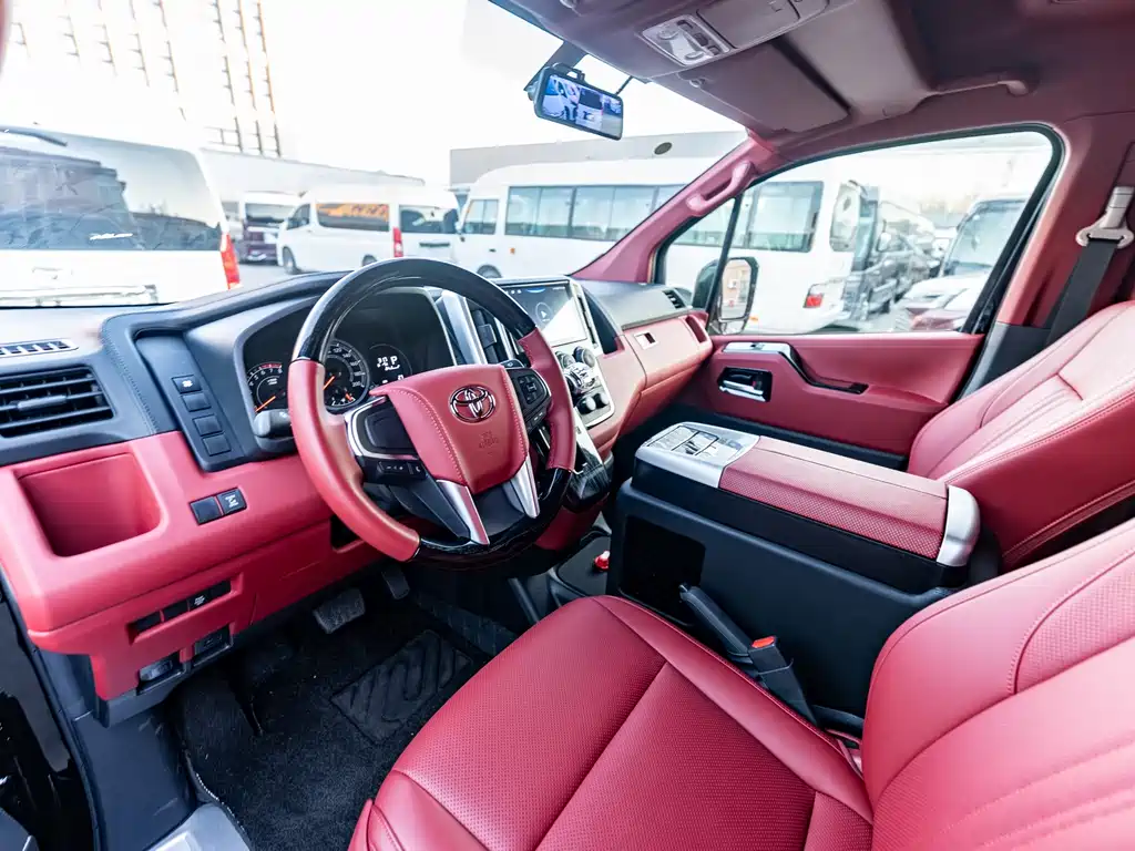 Toyota Hiace — фото 17
