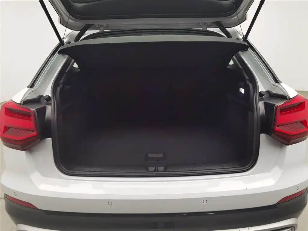 Audi Q2L e-tron 2020 — фото 16