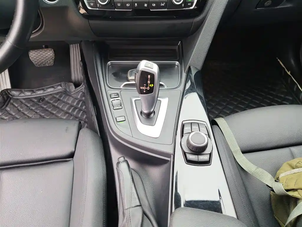 BMW 3 Series 2018 — фото 14