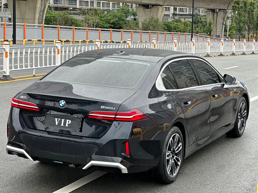BMW 5 Series 2025 — фото 17