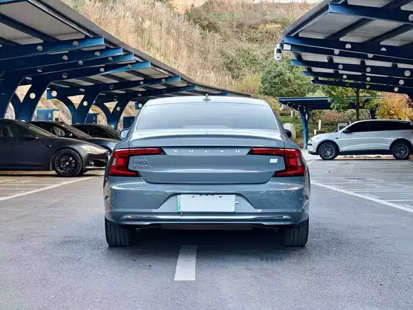 Volvo S90 Plug-In Hybrid 2022