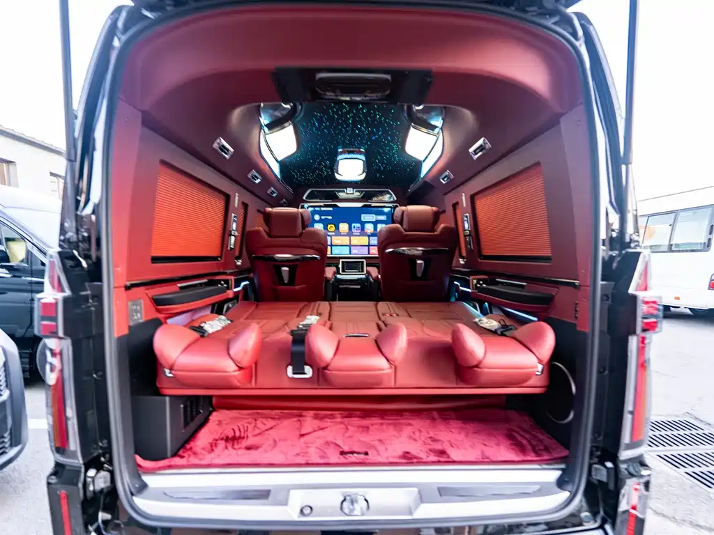 Toyota Hiace — фото 24