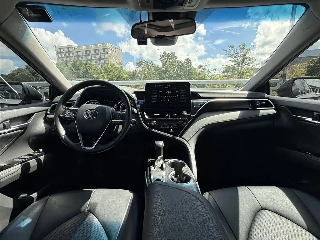 Toyota Camry 2022 — фото 4