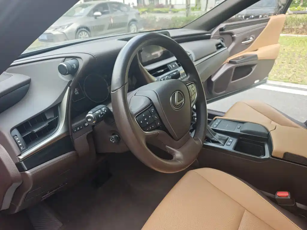 Lexus ES 2020 — фото 16