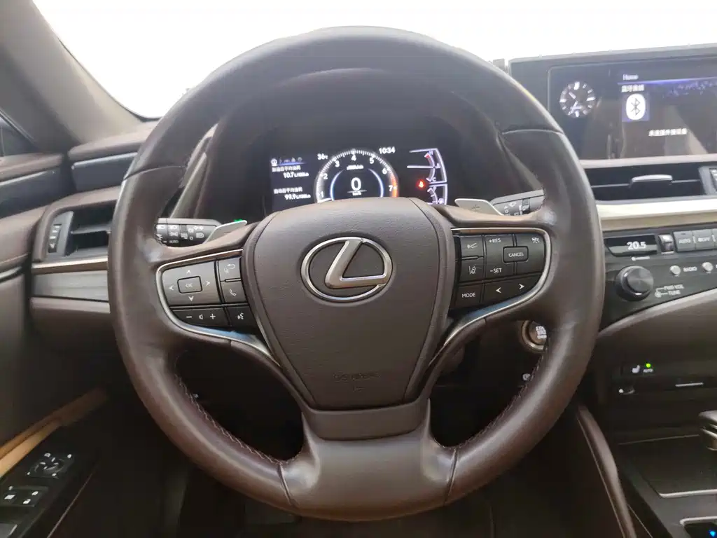 Lexus ES 2018 — фото 15
