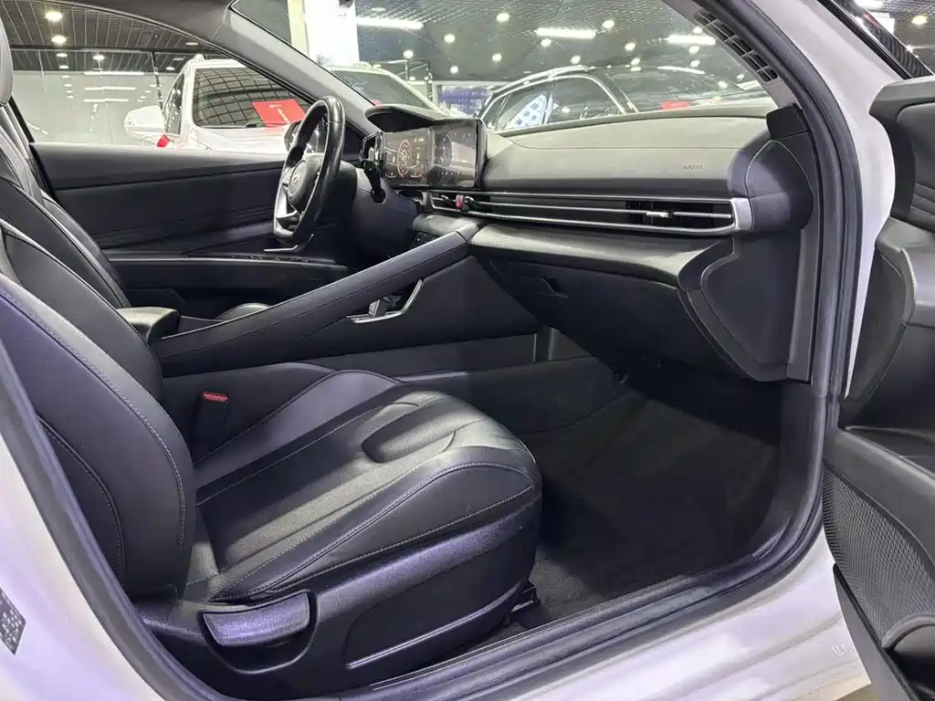 Hyundai Elantra 2020 — фото 10
