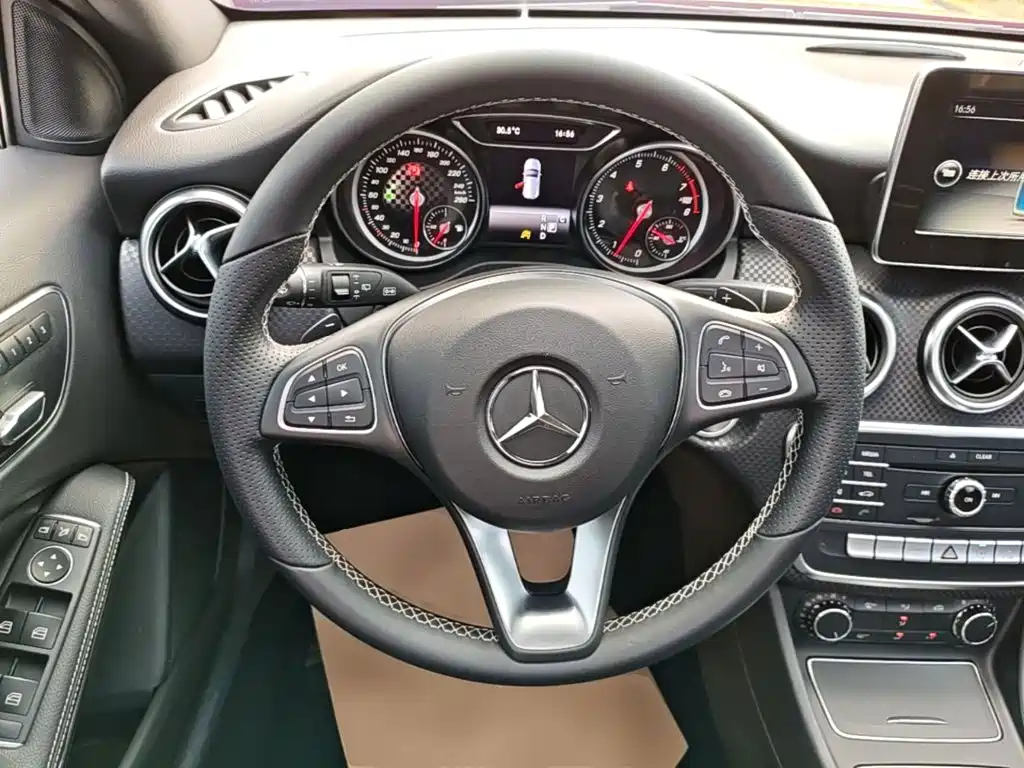 Mercedes-Benz A-Class 2017 — фото 11