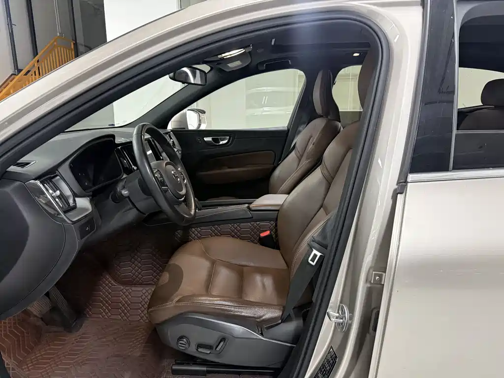 Volvo XC60 2023 — фото 11