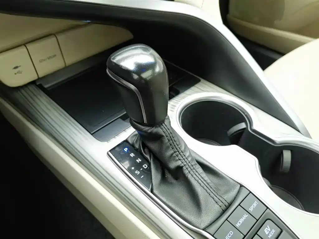 Toyota Camry 2019 — фото 13