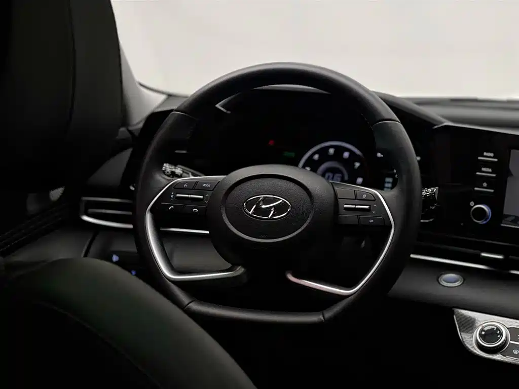 Hyundai Elantra 2022 — фото 21