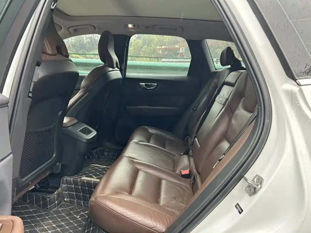 Volvo XC60 2019 — фото 16