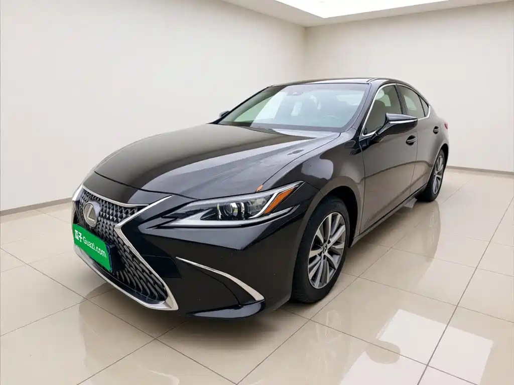Lexus ES 2020 — фото 1