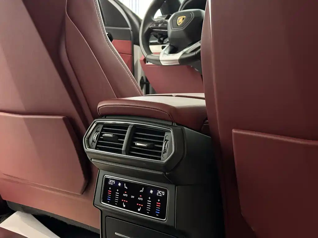 Lamborghini Urus 2018 — фото 16