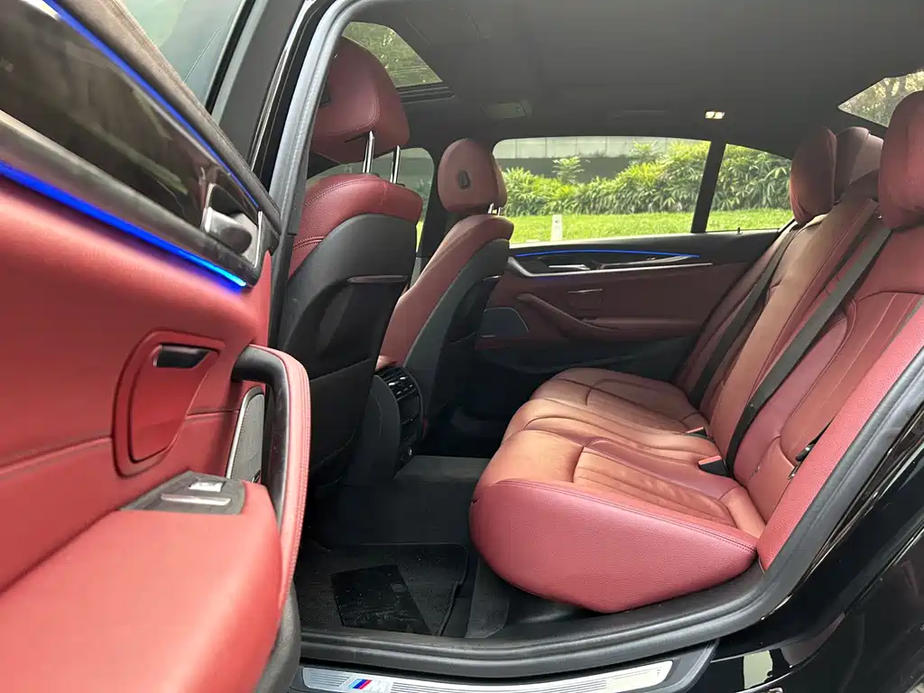 BMW 5 Series 2019 — фото 10