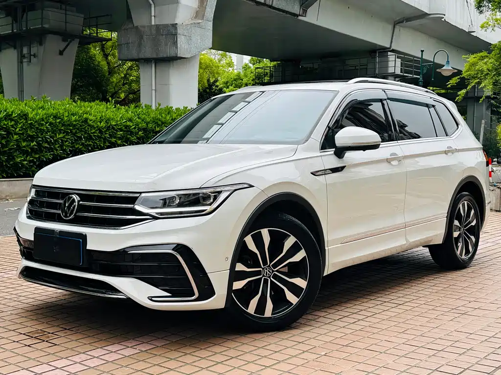 Volkswagen Tiguan L 2023 — фото 1