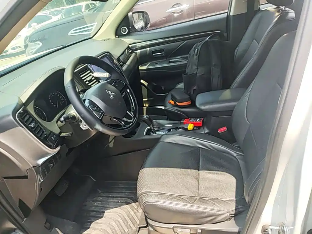 Mitsubishi Outlander 2017 — фото 15