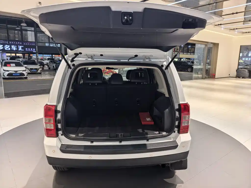 Jeep Patriot 2015 — фото 17