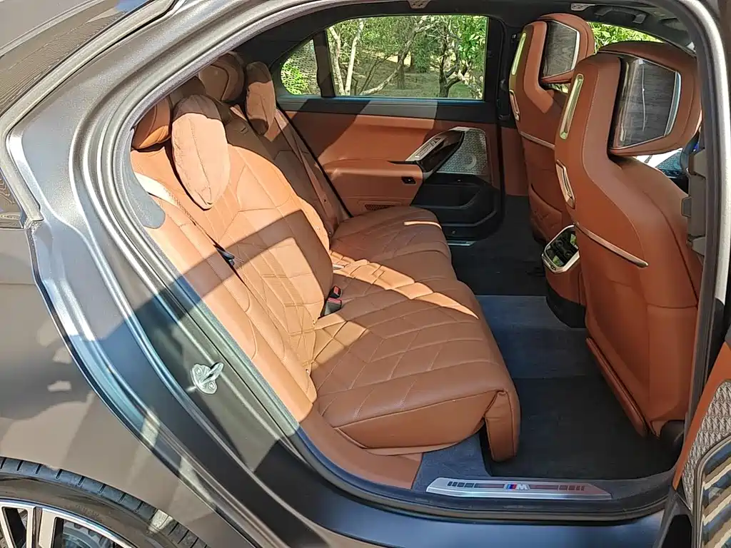 BMW i7 2025 — фото 11