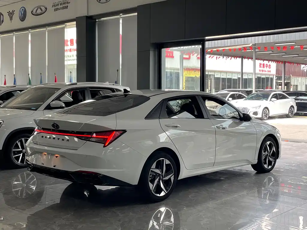 Hyundai Elantra 2023 — фото 16