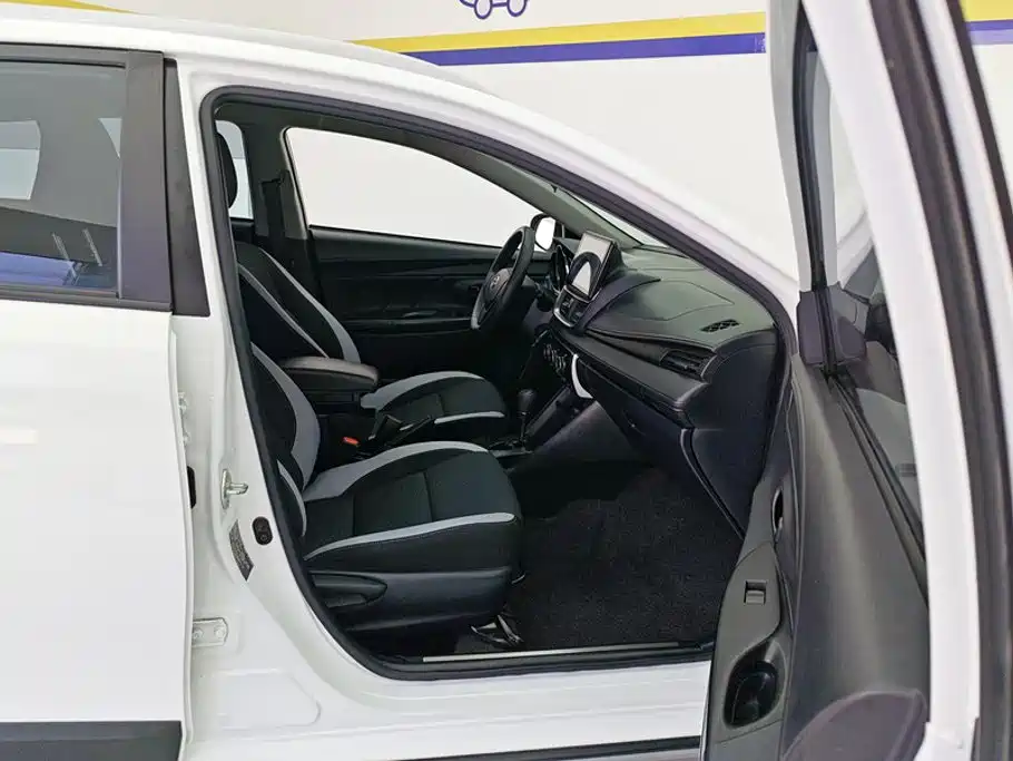 Toyota Yaris L 2020 — фото 8