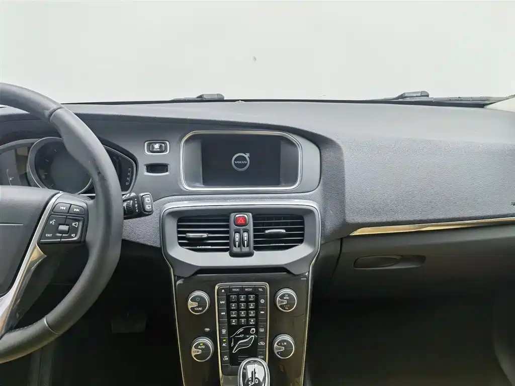 Volvo V40 2017 — фото 12