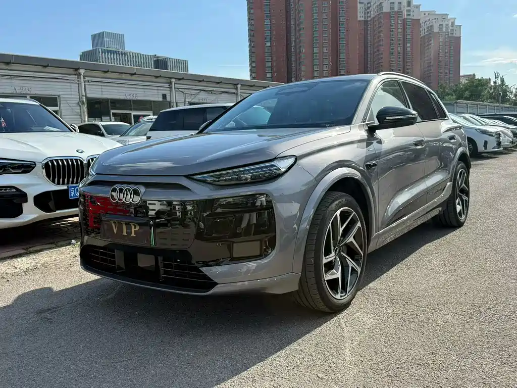Audi Q6L e-tron 2025 — фото 1