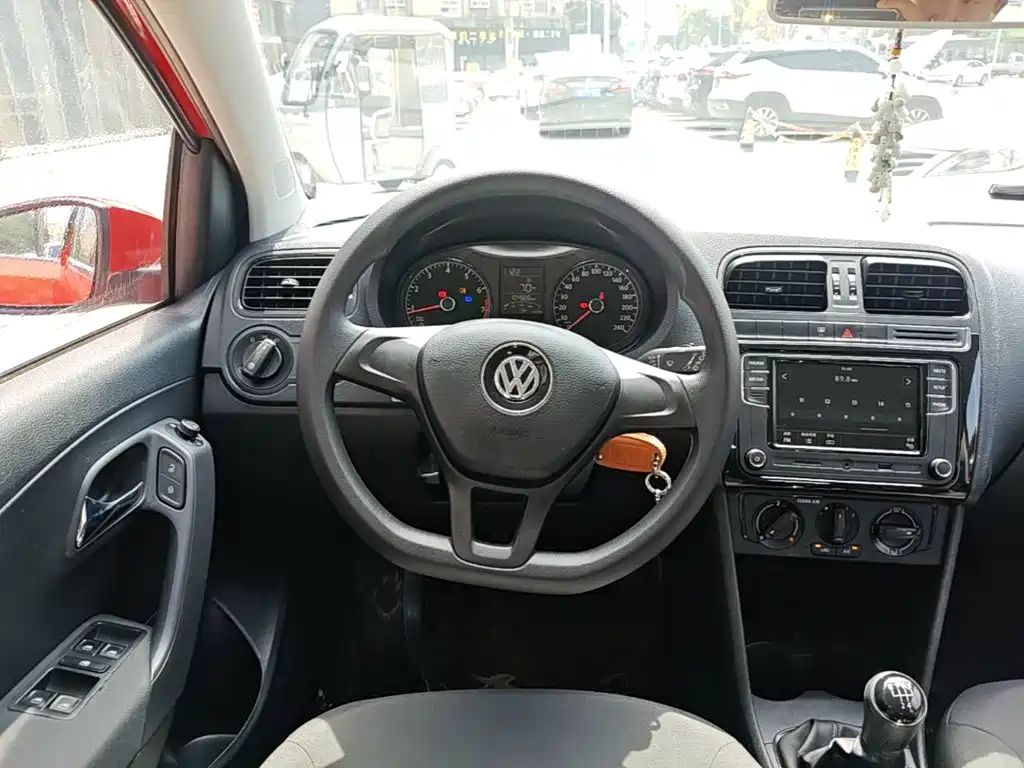 Volkswagen Polo 2017 — фото 11